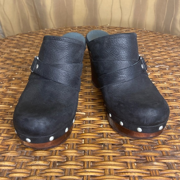 UGG NATALEE LEATHER AND WOODEN CLOGS WITH SHERPA INSIDE LINING. [SIZE: 8] - Picture 1 of 6